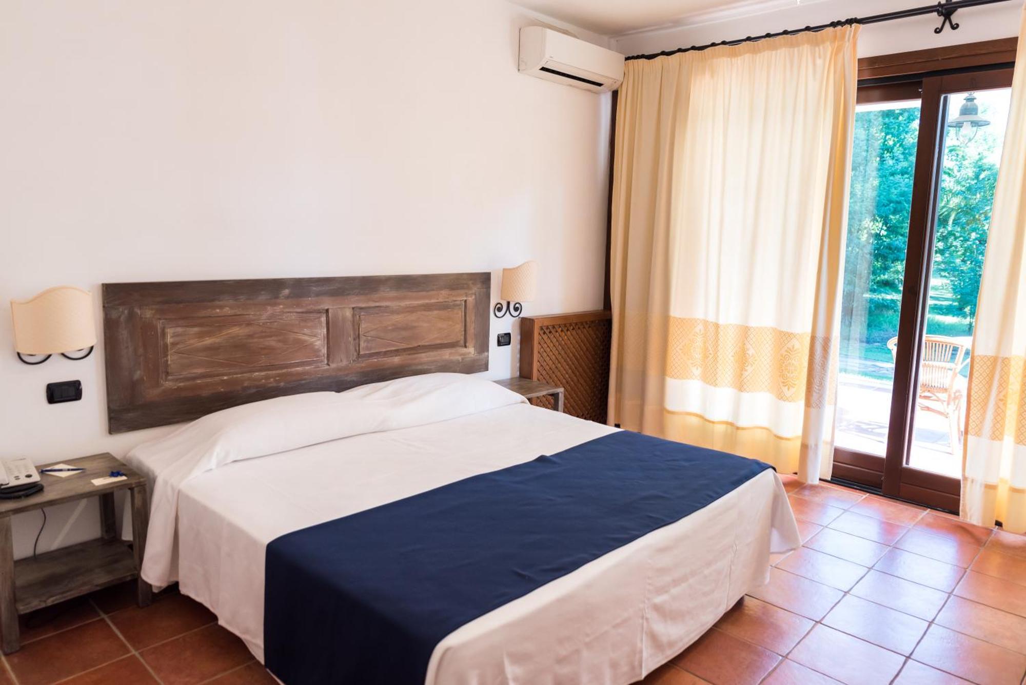 Hotel Costa dei Fiori Santa Margherita di Pula Esterno foto